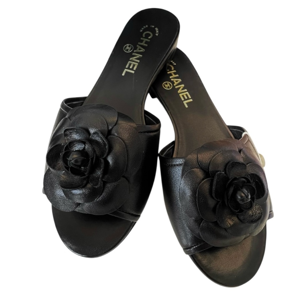 🆕💞CHANEL Black Lambskin Camellia Flower Sandals Mules CC Logo Gold-Tone HW 37C - Picture 2 of 12